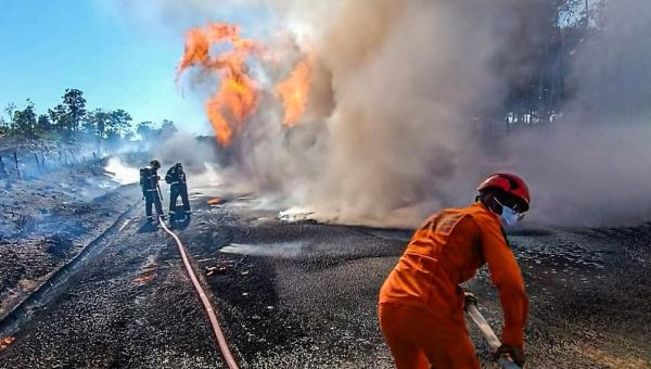 Bombeiros Militares do Tocantins combatem incêndio florestal causado por colisão de carretas e encontram corpo de motorista 