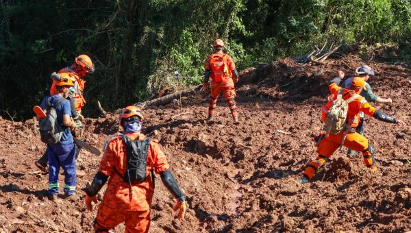 Bombeiros militares do Tocantins tem novo dia buscas na zona rural de Bento Gonçalves