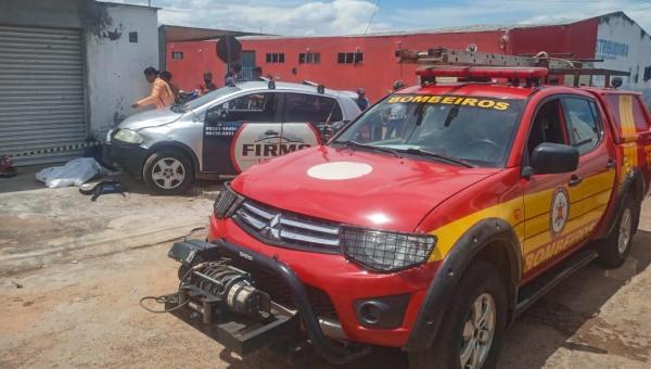Bombeiros militares resgatam corpo de adolescente morto em colisão