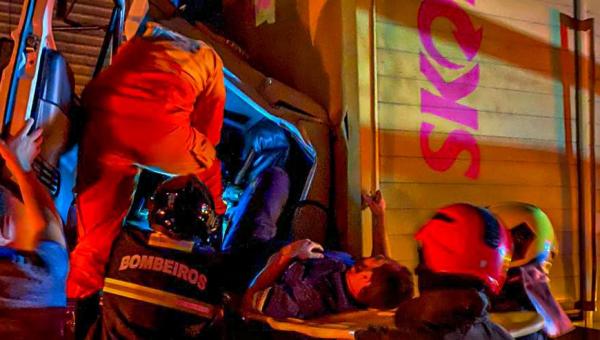 Bombeiros militares resgatam motorista de caminhão preso às ferragens após acidente em Colinas do Tocantins 