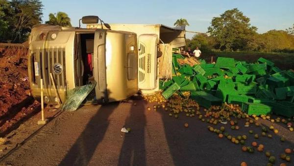 Caminhão tomba e interdita desvio na BR 226 em Palmeiras do Tocantins 