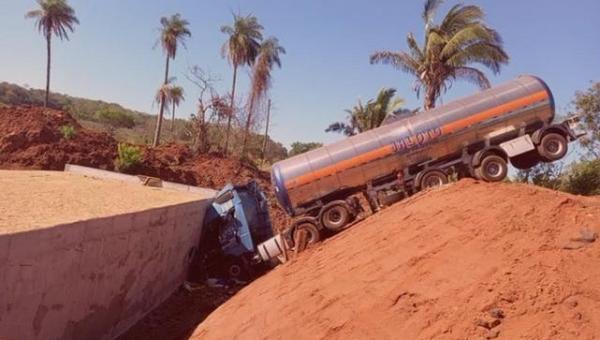 Caminhoneiro fica ferido após cair em vala no trecho da BR-226 que rompeu durante chuvas