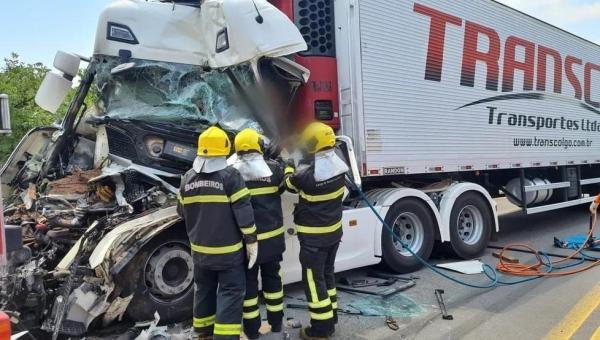 Caminhoneiro tem pé amputado após engavetamento esmagar cabine de carreta