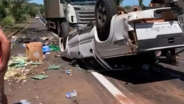 Caminhonete tenta ultrapassar na BR-153, capota e duas pessoas ficam feridas
