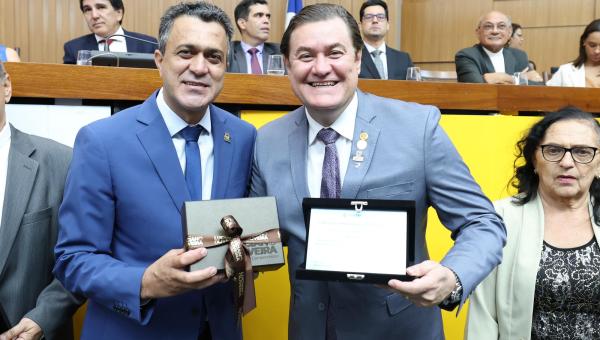 Cardiologista é homenageado pelo deputado Luciano Oliveira em sessão solene que comemorou os 36 anos de Palmas