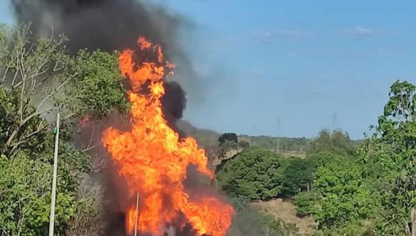 Carretas pegam fogo após batida e deixam vítimas presas às ferragens 
