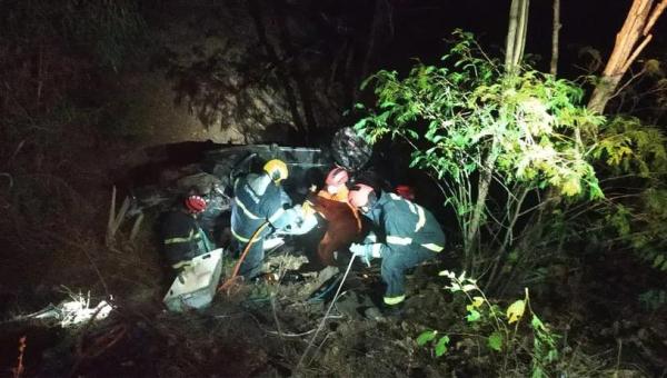 Carro bate contra carreta e motorista morre na hora em acidente na BR 153 próximo a Oliveira de Fátima 