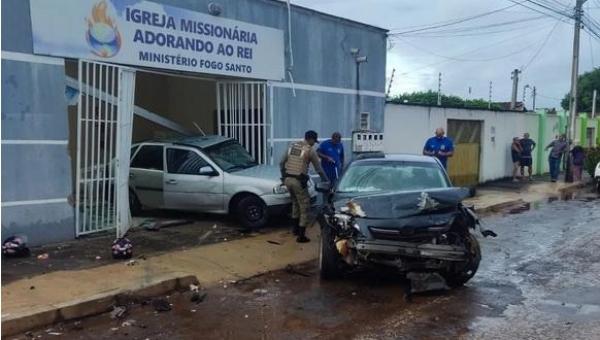 Carro invade igreja após acidente envolvendo outros veículos e deixa quatro pessoas feridas em Gurupi