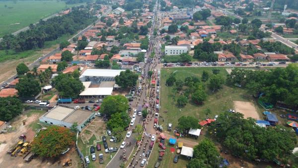Cavalgada agita fim de semana e reúne centenas de cavaleiros e amazonas nas ruas de Piraquê