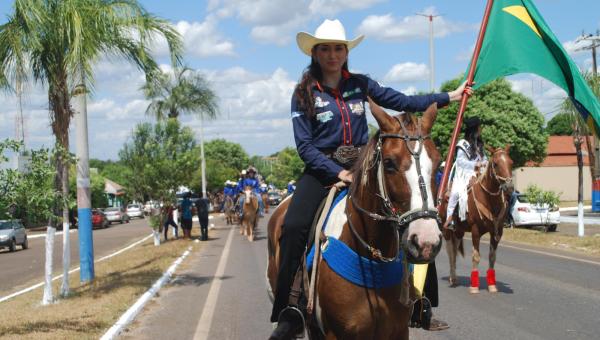 Cavalgada de Carmolândia encerra ExpoCarmo 2024 com irreverência e grande participação de comitivas 
