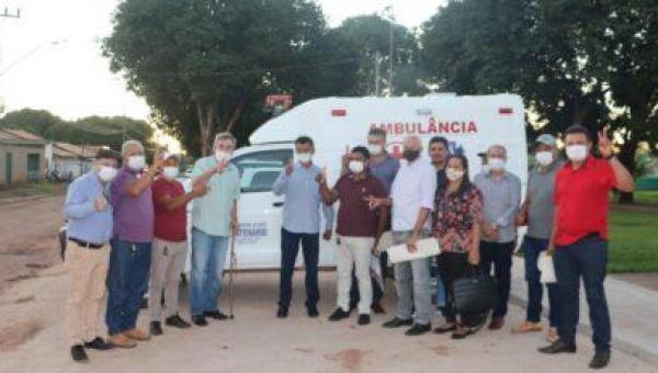 Célio Moura entrega ambulância à Prefeitura de Centenário