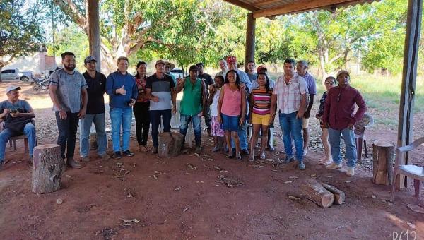 Célio Moura participa de reunião em assentamento de Darcinópolis