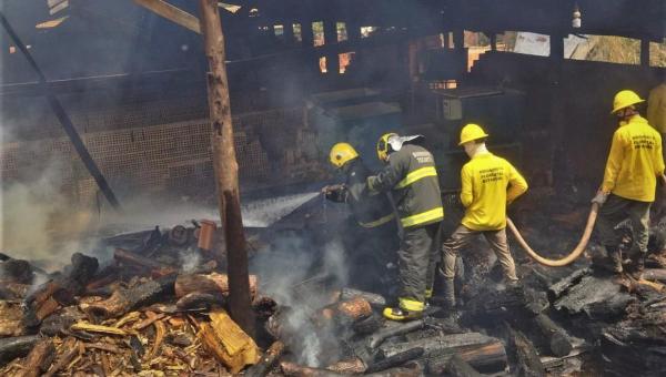 Cerâmica pega fogo e bombeiros militares são acionados para combater as chamas em Colinas