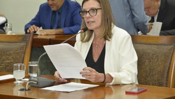 Cláudia Lélis requer a criação do curso de Turismo na região das Serras Gerais