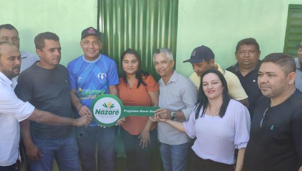 Clayton Paulo entrega veículos, maquinário, campo de futebol e casas para população de Nazaré