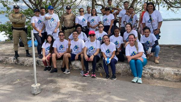 Com apoio da Prefeitura de Xambioá, empregados da Votorantim Cimentos e voluntários da comunidade recolheram lixo e plantaram árvores na Avenida Araguaia 