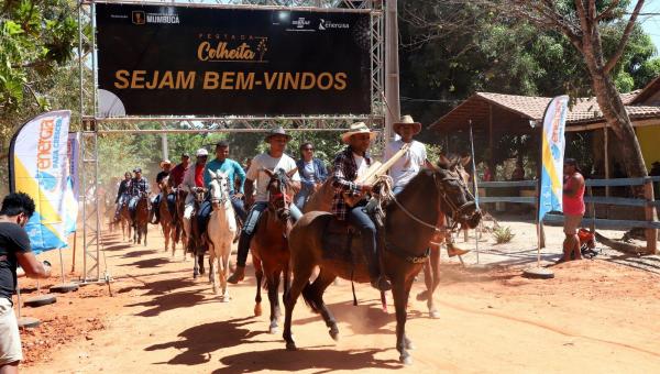 Com apoio do Estado do Tocantins, comunidade quilombola Mumbuca realiza a tradicional Festa da Colheita que marca o período de extração do capim dourado