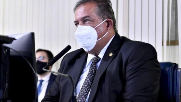 Com Codevasf, Gomes entrega tratores e caminhões em Palmas