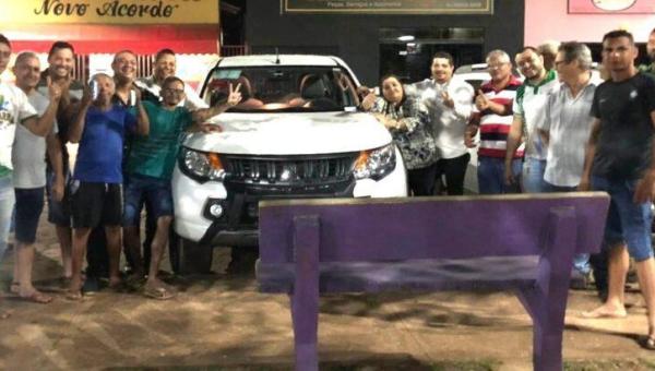 Com recursos destinados pelo Deputado Carlos Gaguim, Prefeita Deusany Batista entrega nova caminhonete para a Administração Municipal em Novo Acordo 