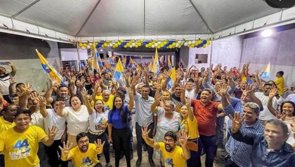 Janiel Sousa, pré-candidato a prefeito de Itaguatins, filia-se ao União Brasil com Vanda Monteiro, acompanhado por multidão.