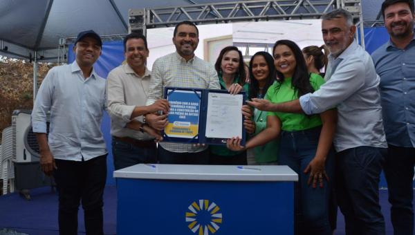 Comunidade celebra convênio do Governo do Tocantins para construção de Escola de Tempo Integral no prédio do antigo Caic, em Palmas