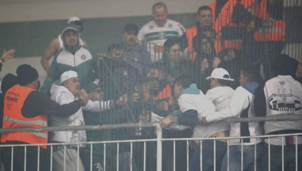 Coritiba x Santos tem confusão entre torcedores e PM no Couto Pereira