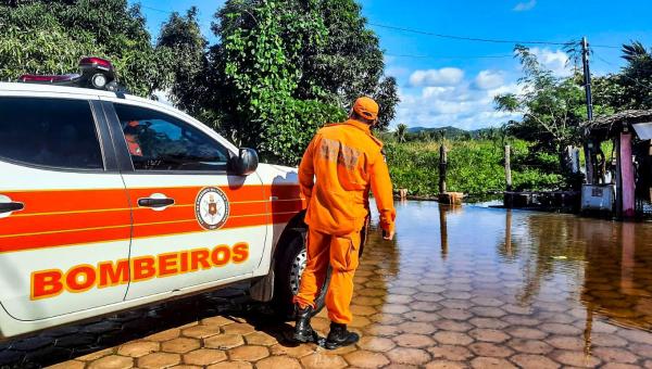 Corpo de Bombeiros Militar e Defesa Civil Estadual entregam colchões para famílias atingidas pelas cheias do Rio Araguaia em Araguanã