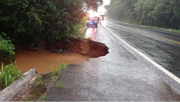 Cratera engole acostamento e avança em trecho da BR-153 em Araguaína