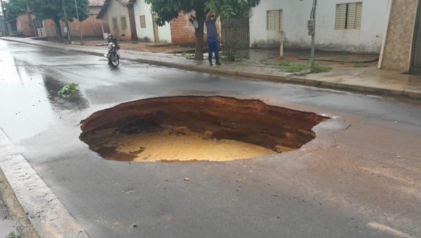 Cratera se abre em avenida após fortes chuvas e deixa trânsito bloqueado em Araguaína