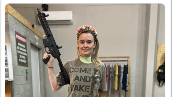 Deputada diz que não se referia a Lula ao postar foto com arma