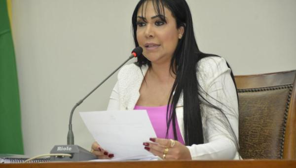 Deputada Janad é levada para sede da PF após fazer saque de R$ 500 mil em banco de Palmas
