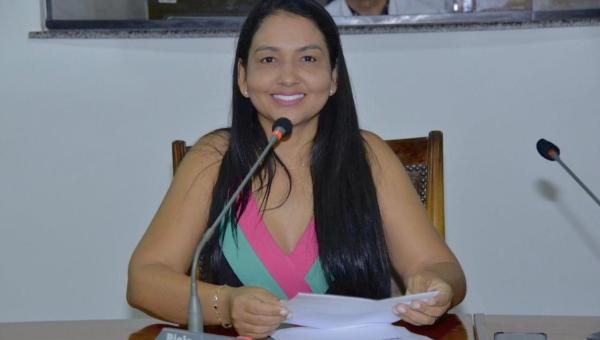 Deputada Vanda comemora sanção da lei que eterniza nome de Siqueira Campos