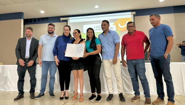 Deputada Vanda participa da entrega de títulos de propriedade para moradores da região sul de Palmas 