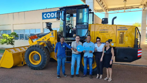 Deputado Carlos Gaguim destina máquina pá carregadeira e impulsiona infraestrutura em Conceição do Tocantins 