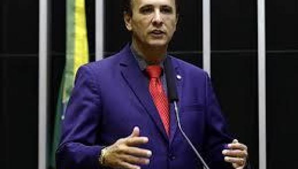 Deputado Carlos Gaguim lidera projeto de lei para combater violência contra a mulher na internet
