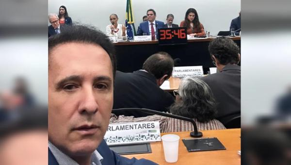 Deputado Carlos Gaguim, membro da Comissão do Meio Ambiente e Desenvolvimento Sustentável, participou de reunião da comissão com Marina Silva e Rodrigo Agostinho.
