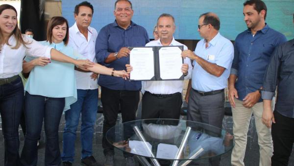 Deputado Carlos Gaguim prestigiou, nesta segunda-feira, 14, a entrega de maquinários à municípios tocantinenses