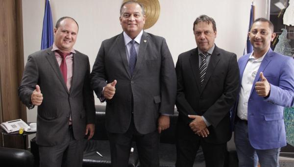 Deputado Fabion e prefeitos se reúnem com senador Eduardo Gomes, em Brasília