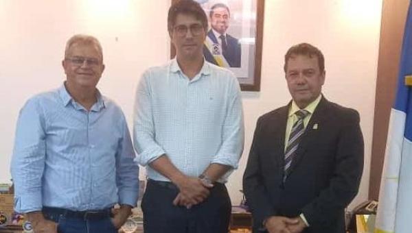 Deputado Fabion Gomes acompanha o Prefeito de Ananás Valdemar Nepomoceno em audiência na Secretaria Estadual de Saúde