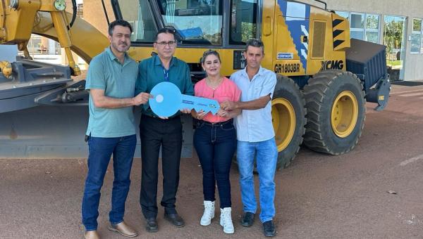 Deputado Gaguim destina máquina motoniveladora para Goianorte