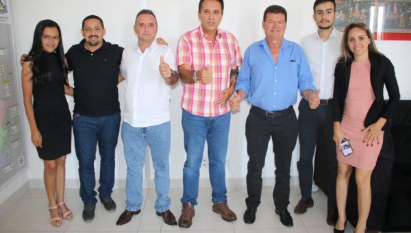 Deputado Gaguim  recebe Prefeito de Araguaçu Jarbas Ribeiro e outras lideranças em Palmas
