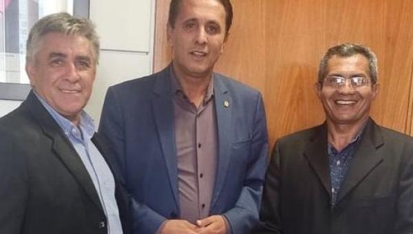 Deputado Gaguim recebe prefeitos e vereador e discute demandas de municípios tocantinenses