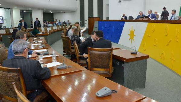 Deputado Vilmar solicita ao Executivo reformas em escolas, delegacias e estradas