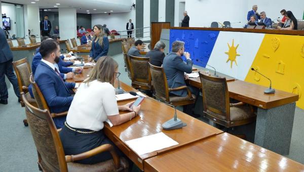 Deputados aprovam inclusão de licença-maternidade na Constituição