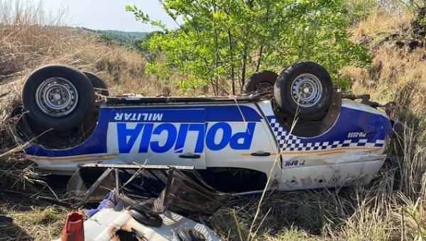 Dois carros da Polícia Militar ficam destruídos após capotarem em rodovia
