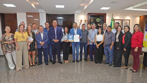 Durante assinatura de contrato para construção de 176 moradias, governador Wanderlei Barbosa anuncia 624 unidades habitacionais para Palmas