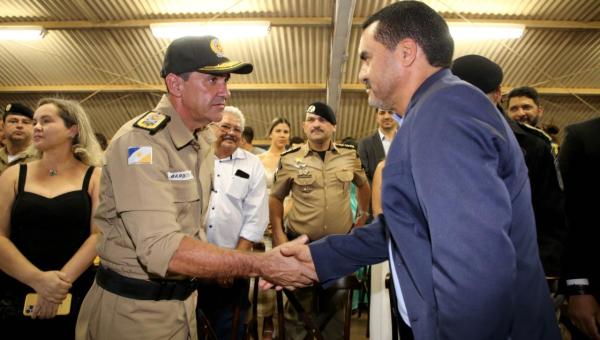 Durante cerimônia de troca de comando na PM, governador ressalta importância da polícia qualificada e valorizada