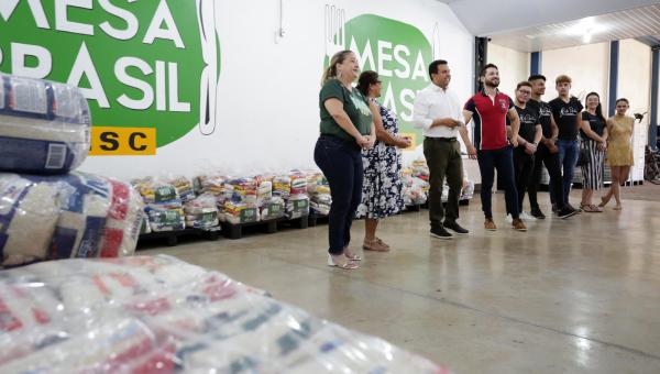 Educação realiza a entrega de quatro toneladas de alimentos arrecadados em apresentações do Balé Popular 