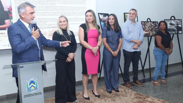 Em abertura de Exposição, Amélio defende auxílio para quebradeiras de coco do Bico do Papagaio