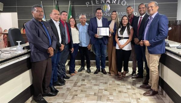 Em Angico, Marcus Marcelo recebe título, entrega carro inédito e anuncia emenda